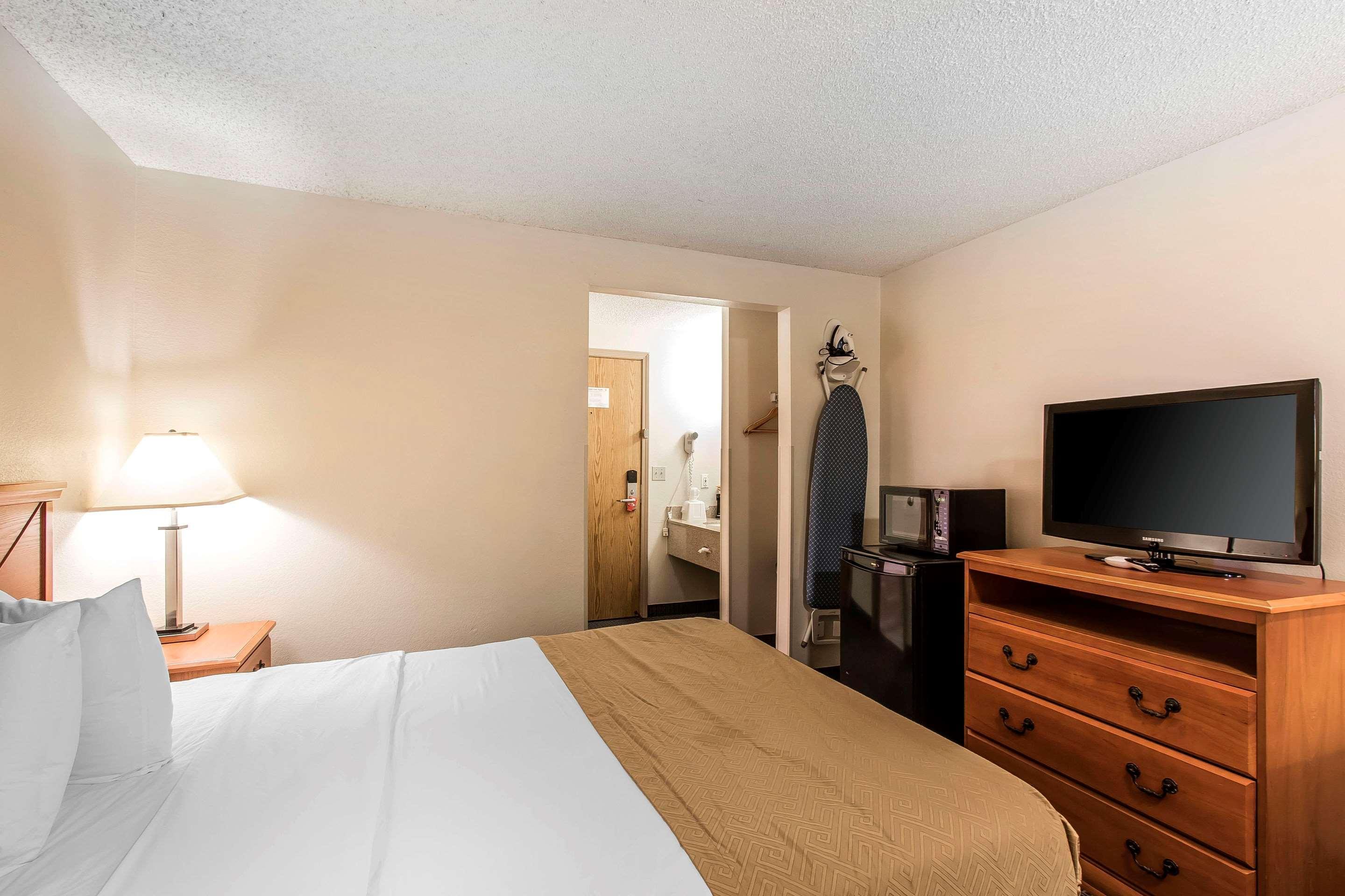 Brentwood Inn Клинтон Экстерьер фото