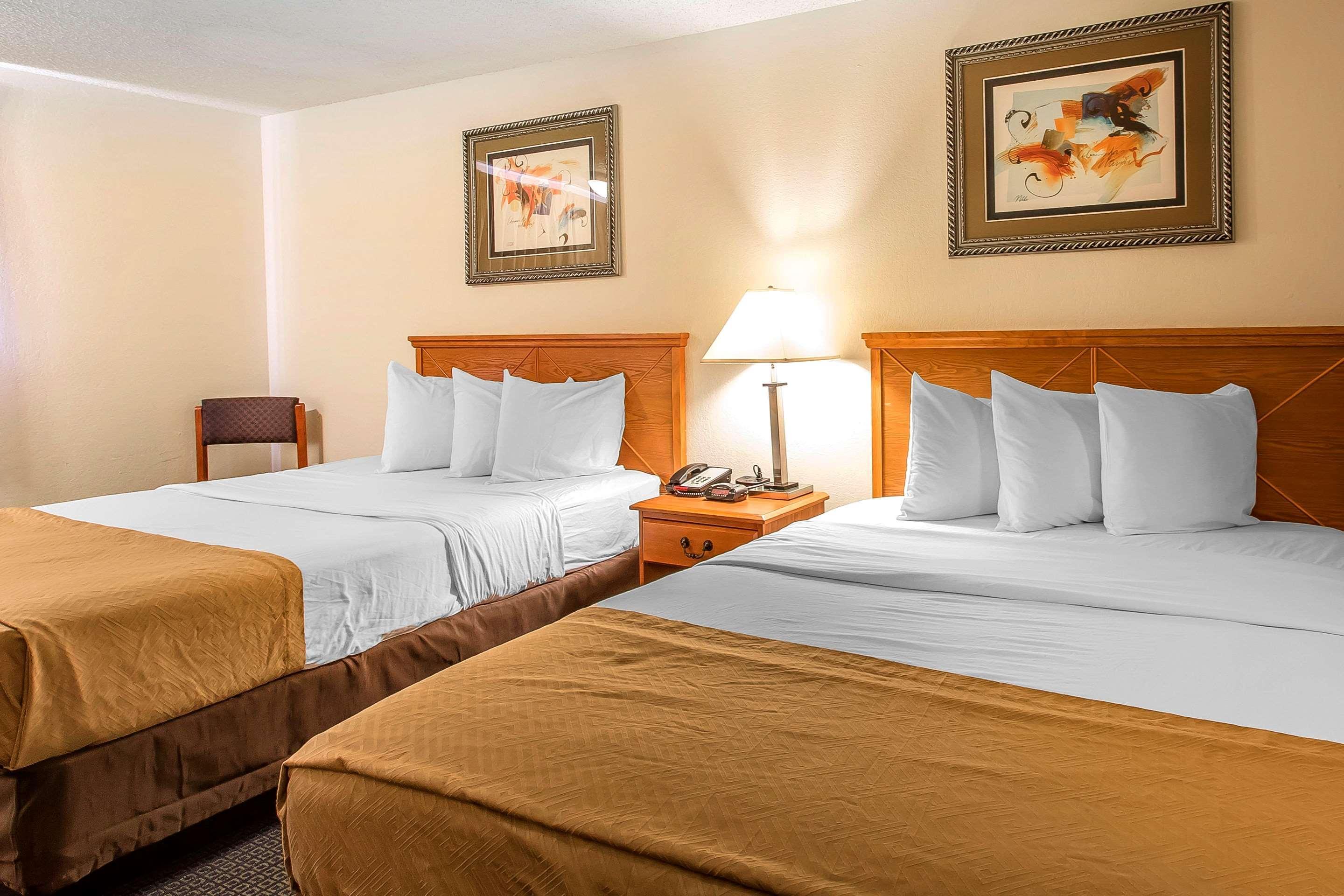 Brentwood Inn Клинтон Экстерьер фото