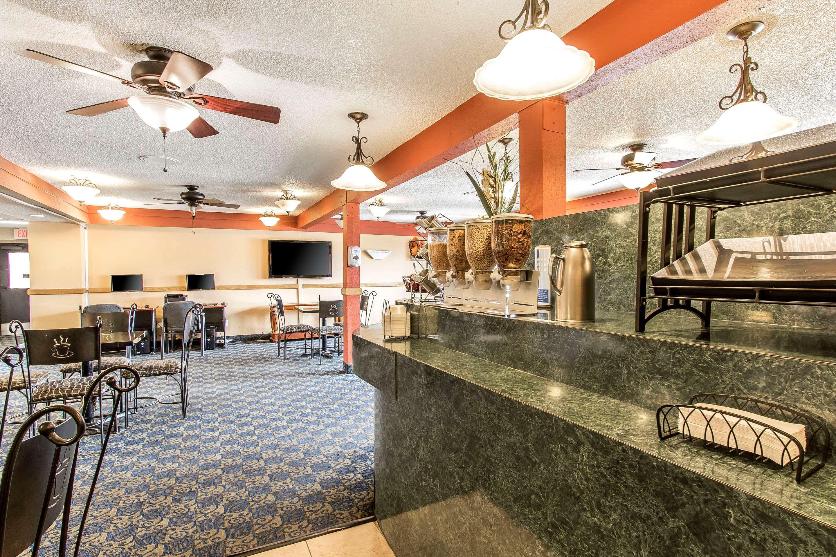 Brentwood Inn Клинтон Экстерьер фото