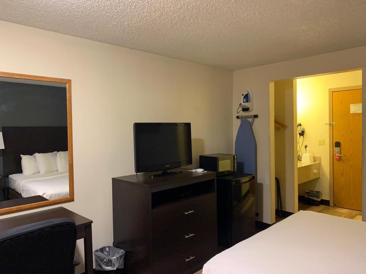 Brentwood Inn Клинтон Экстерьер фото