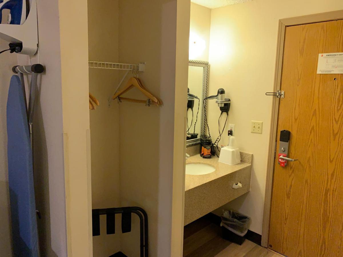 Brentwood Inn Клинтон Экстерьер фото